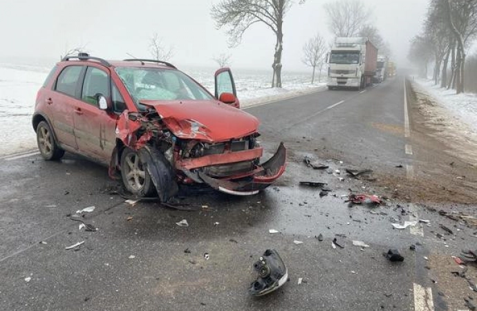 {Między Nidzicą a Kozłowem ciągnik rolniczy z przyczepą zderzył się z samochodem osobowym marki Suzuki. W zdarzeniu brały udział 4 osoby.}