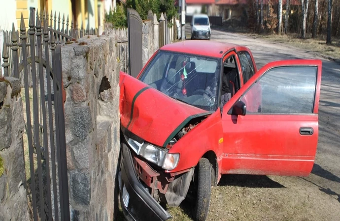 Kierowca bez uprawnień, pasażerka w szpitalu