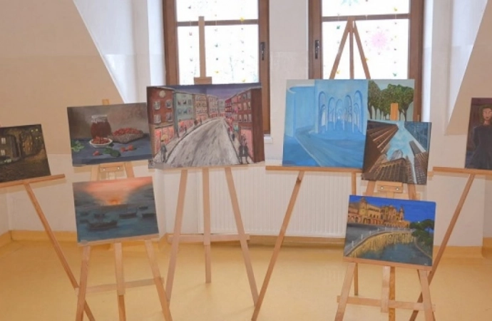 {W Strzeżonym Ośrodku dla Cudzoziemców w Kętrzynie zorganizowano wystawę prac malarskich wykonanych przez młodą artystkę narodowości czeczeńskiej.}