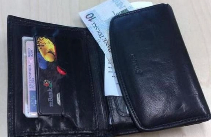 Znalazł portfel z dokumentami oraz kartą do bankomatu po czym poszedł do sklepu i zrobił zakupy. Będzie tłumaczył się przed sądem.